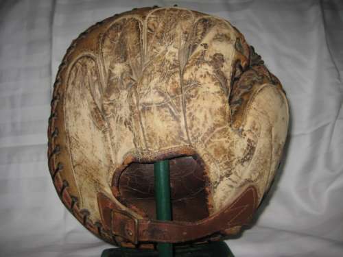 Victor, Wright & Ditson CC Catchers Mitt Back